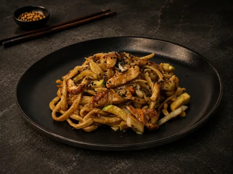 Удон с курицей и овощами в перечном соусе