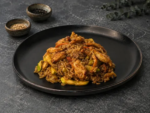 Рис с курицей и овощами в перечном соусе
