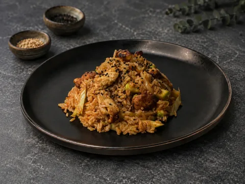 Рис с курицей и овощами с соусом кимчи