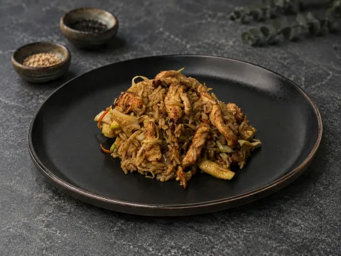 Рис со свининой и овощами в соусе терияки