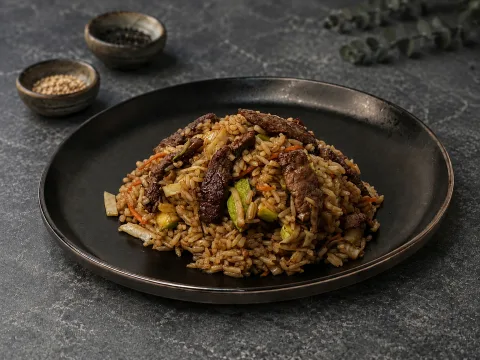 Рис с говядиной и овощами в соусе терияки