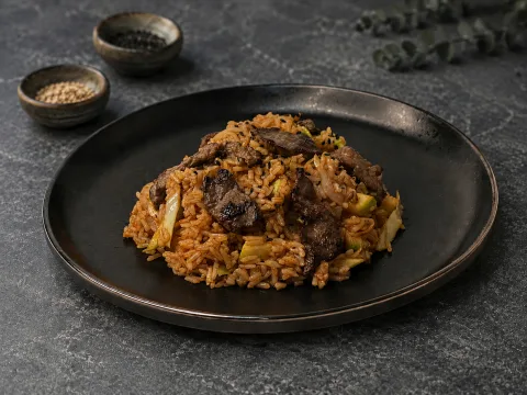 Рис с говядиной и овощами в соусе кимчи