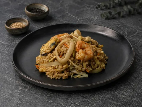 Рис с морепродуктами в устричном соусе