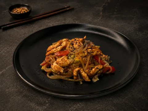 Стеклянная лапша с курицей и овощами в соусе кимчи